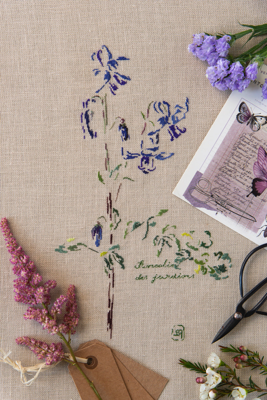 Magazine Création Point de Croix N°112 : nappe de printemps, fruits rouges, jardin brodé, bloc-notes… 6 projets pour tous niveaux. César Editions.