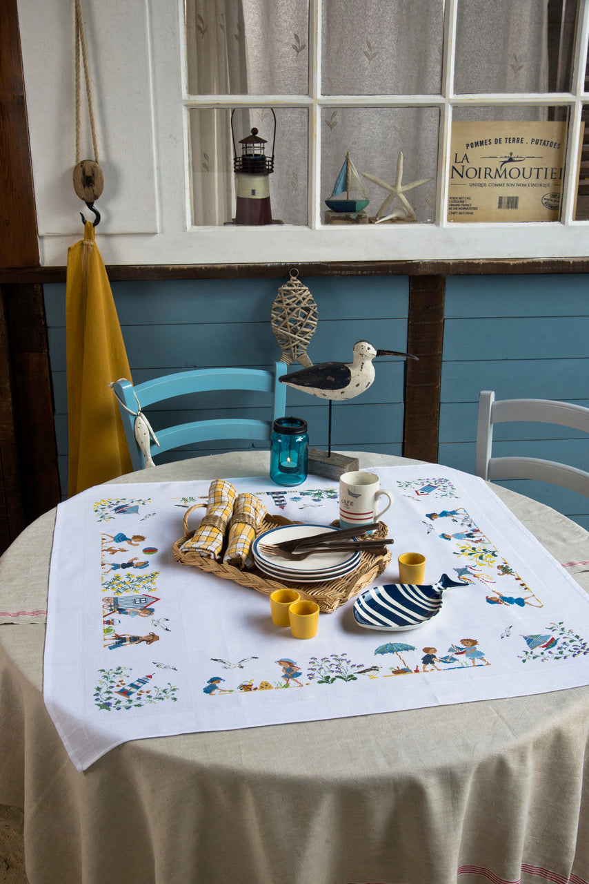 Magazine Création Point de Croix N°113 : plastron brodé, cabines de plage, nappe potager, bijoux et motifs d’été au point de croix. César Editions.