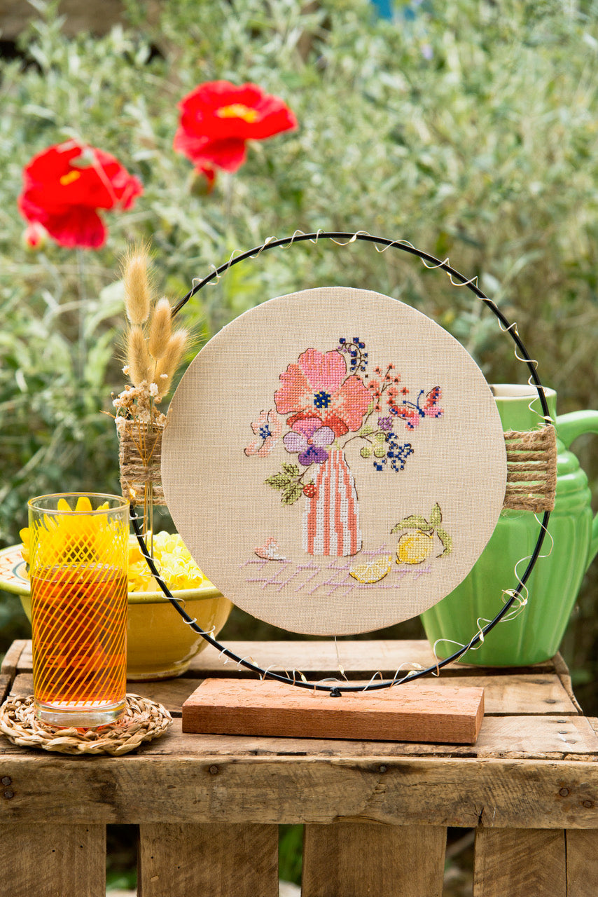 Magazine Création Point de Croix N°113 : plastron brodé, cabines de plage, nappe potager, bijoux et motifs d’été au point de croix. César Editions.