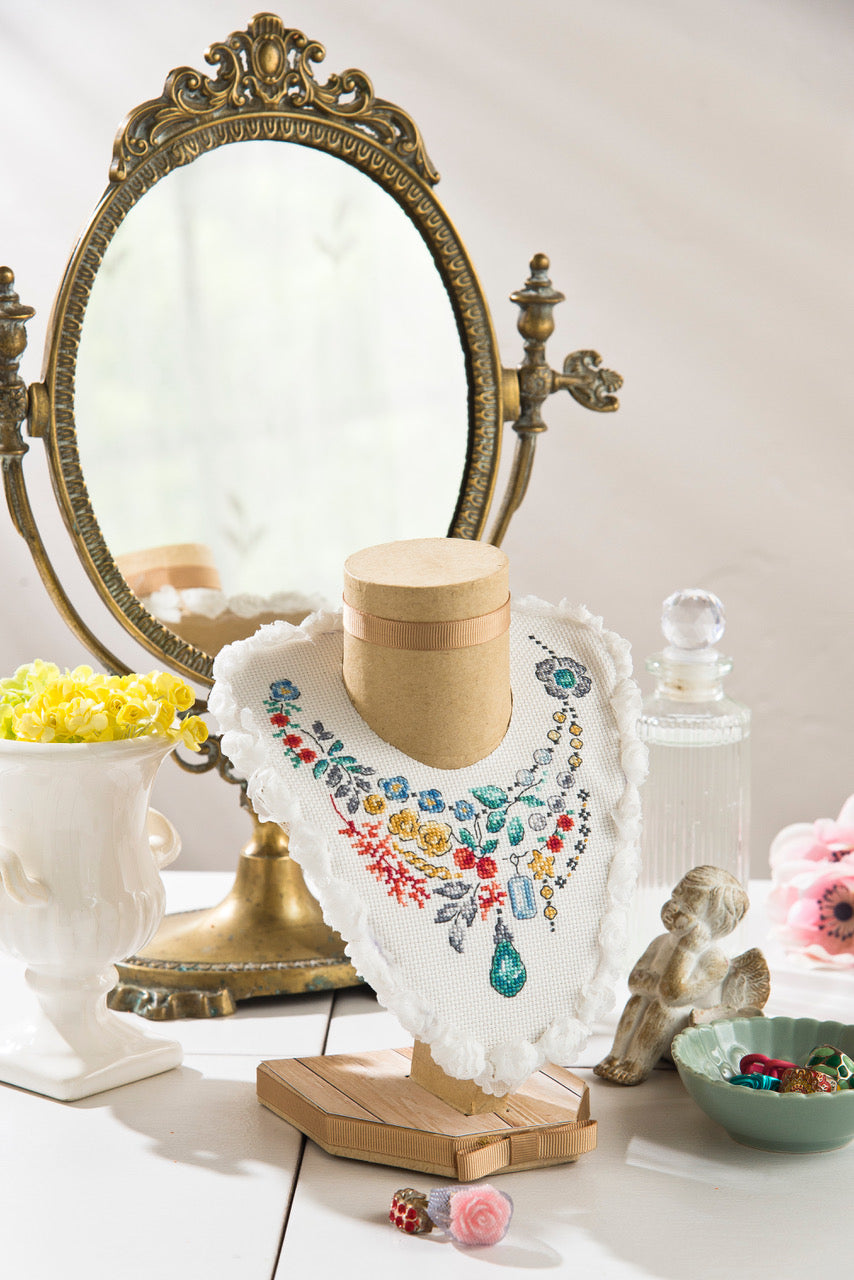 Magazine Création Point de Croix N°113 : plastron brodé, cabines de plage, nappe potager, bijoux et motifs d’été au point de croix. César Editions.