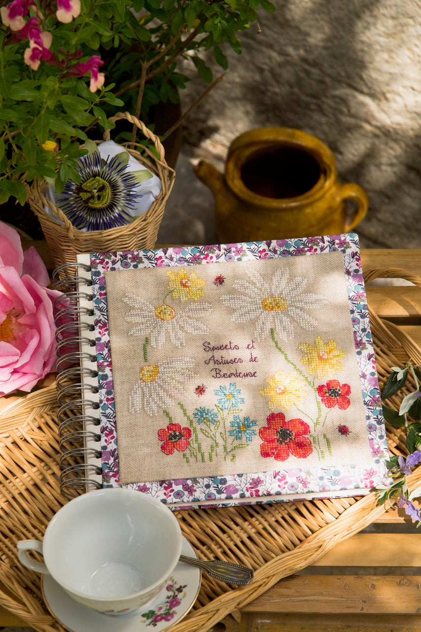 Magazine Création Point de Croix N°113 : plastron brodé, cabines de plage, nappe potager, bijoux et motifs d’été au point de croix. César Editions.
