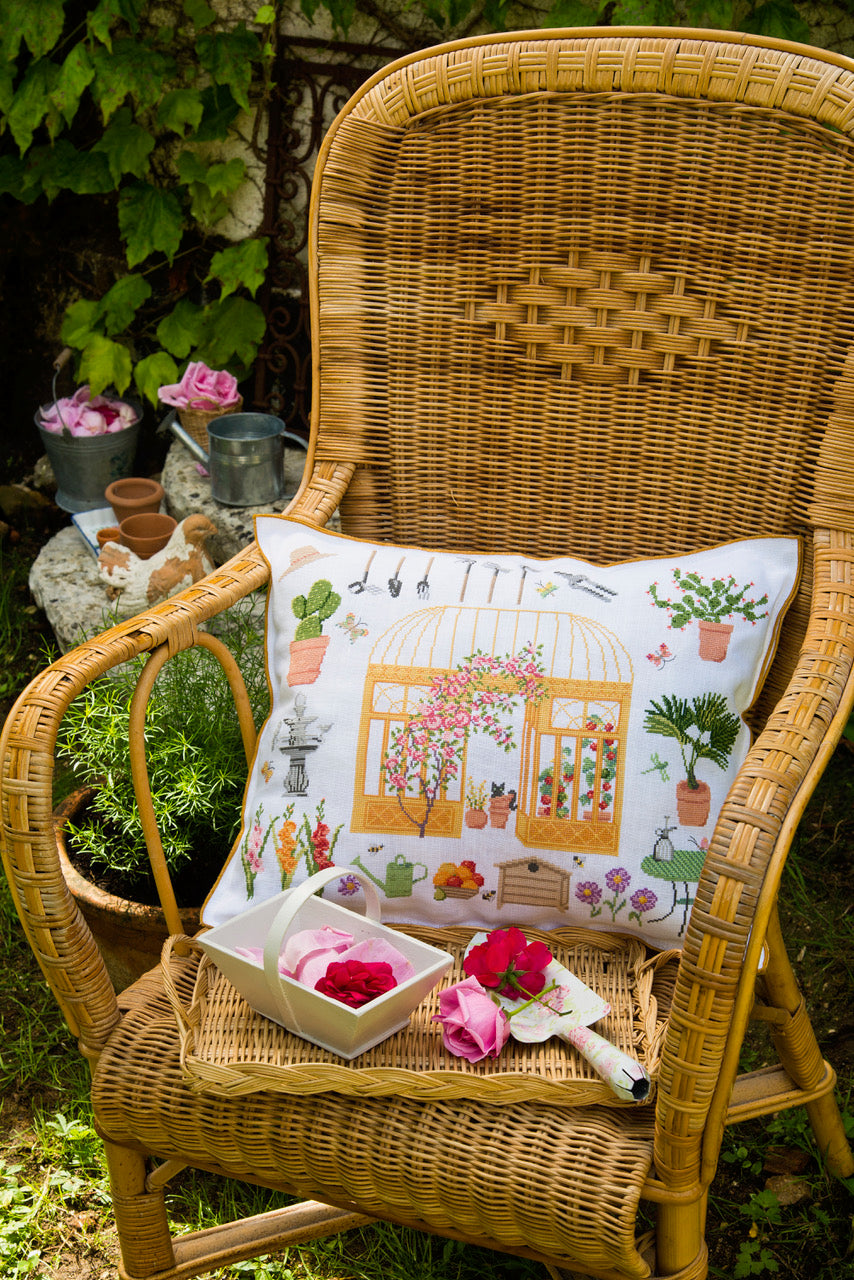 Magazine Création Point de Croix N°113 : plastron brodé, cabines de plage, nappe potager, bijoux et motifs d’été au point de croix. César Editions.