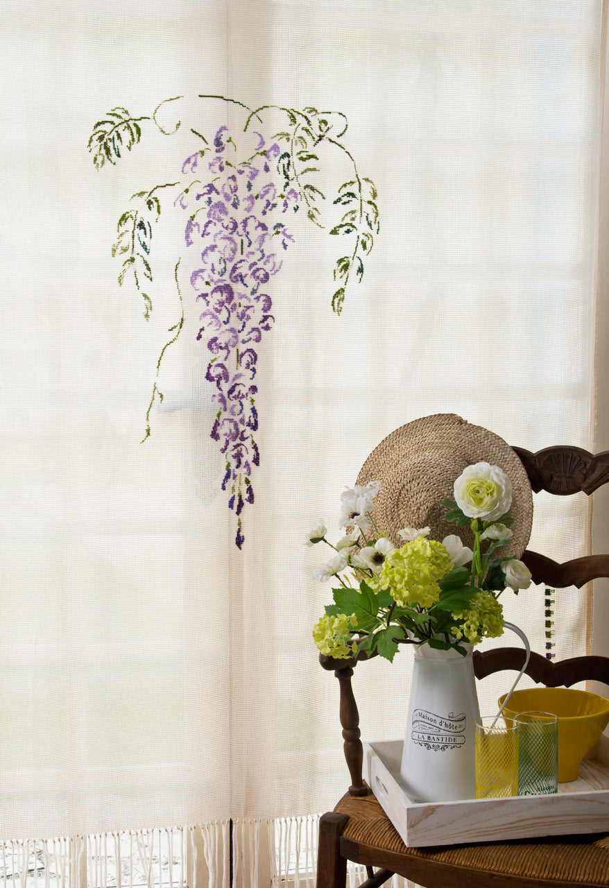 Magazine Création Point de Croix N°113 : plastron brodé, cabines de plage, nappe potager, bijoux et motifs d’été au point de croix. César Editions.