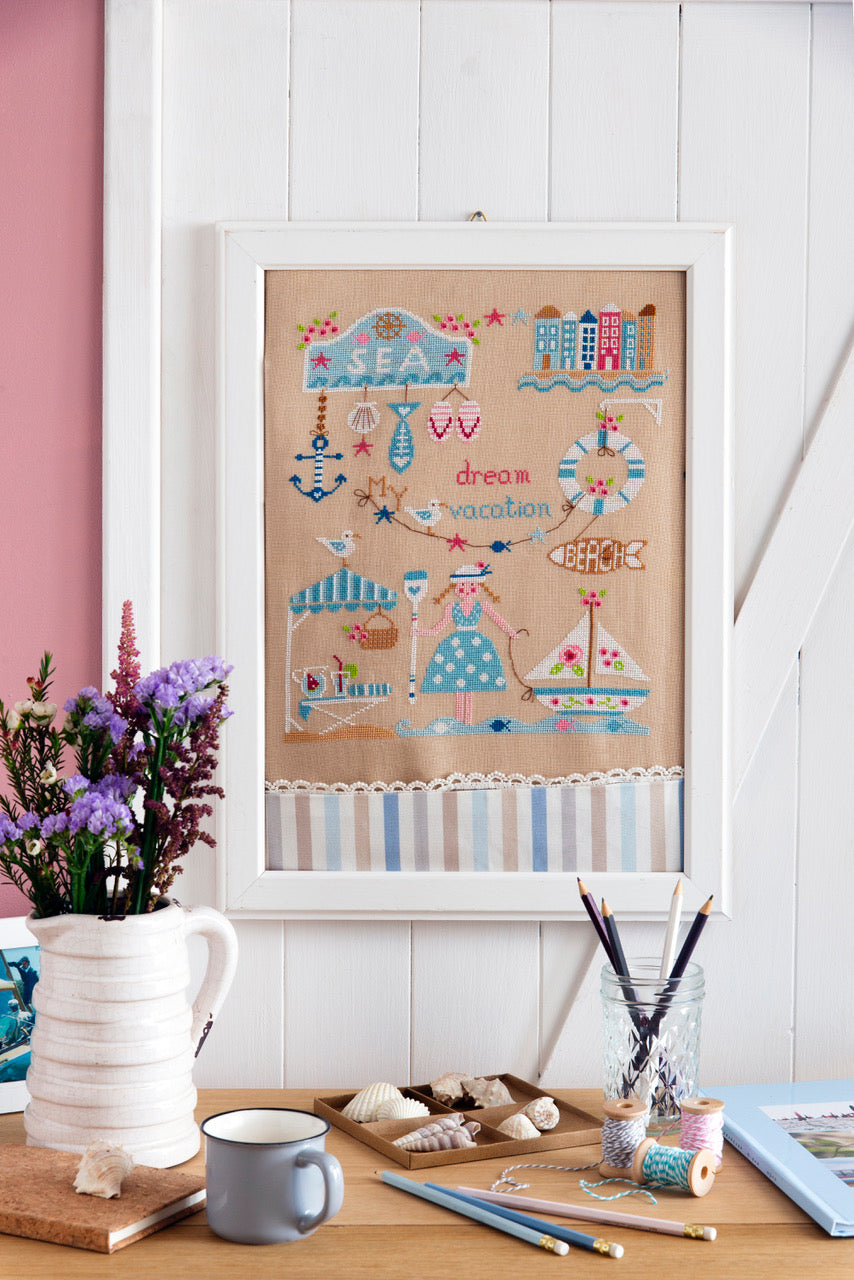 Magazine Création Point de Croix N°113 : plastron brodé, cabines de plage, nappe potager, bijoux et motifs d’été au point de croix. César Editions.