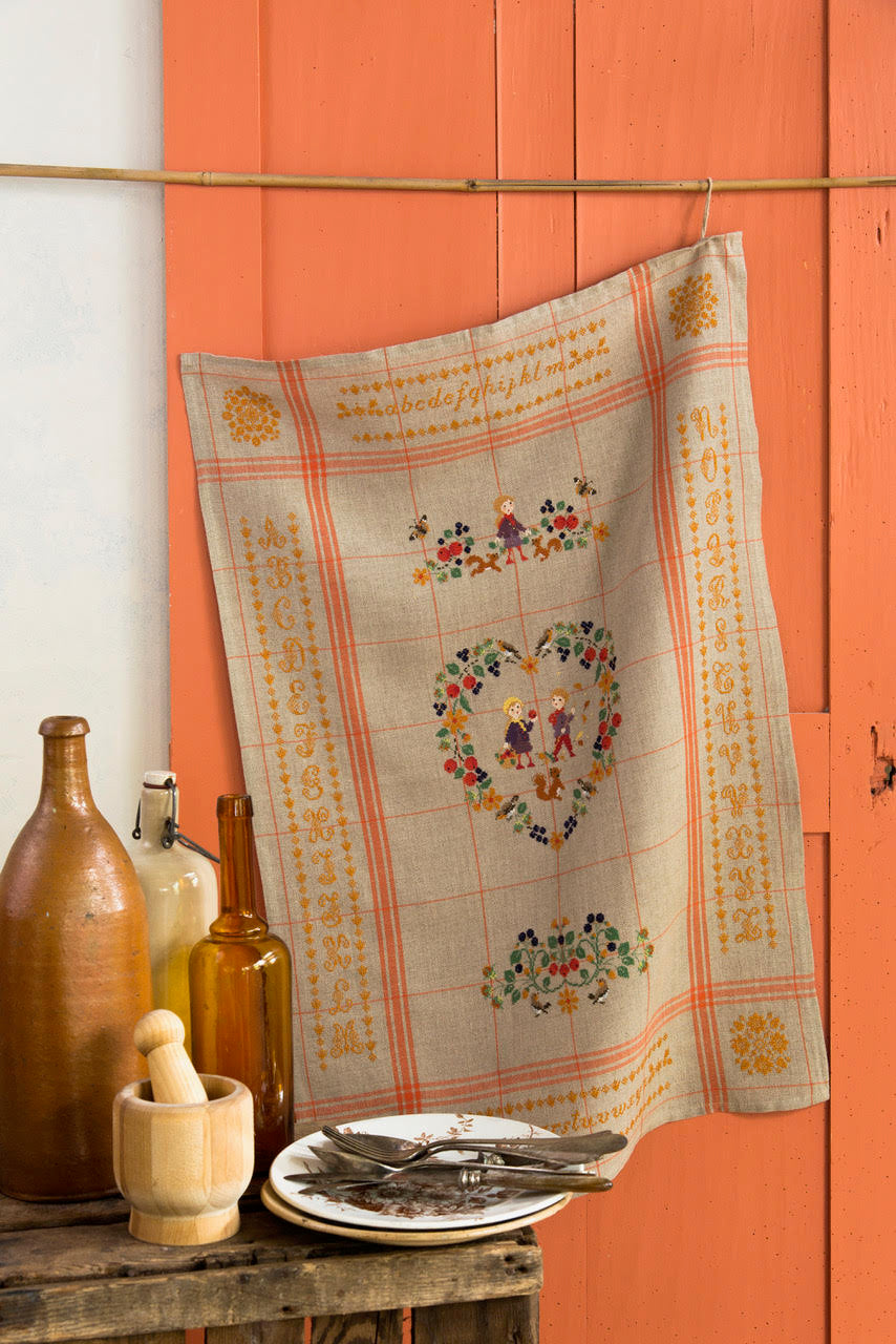 Magazine Création Point de Croix N°114 : torchon folklorique, nappe fleurie, plumier, housse d’ordinateur… Projets point de croix pour l’automne. César Editions.