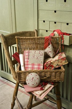 Découvrez le numéro 11 du magazine point de croix César Editions (juil/août 2011). Broderies d’été : nappes champêtres, cuisine, cadeaux bébé et mariages à broder.