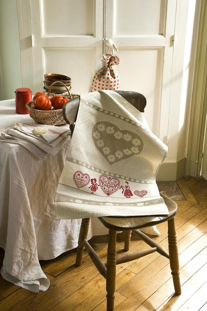 Découvrez le numéro 11 de Création Point de Croix (juil/août 2011). Broderies d’été : nappes champêtres, cuisine, cadeaux bébé et créations pour mariages.