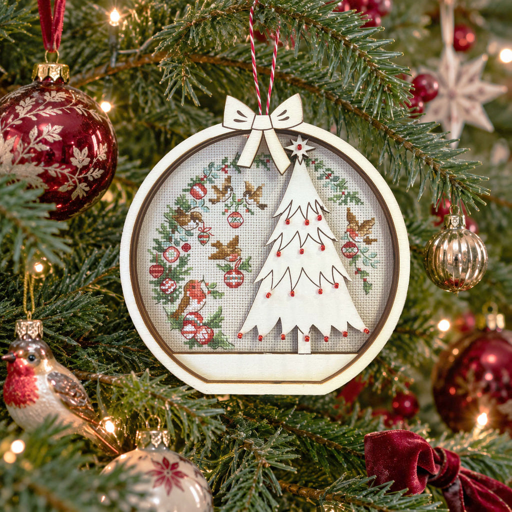 Brodez Noël avec Création Point de Croix N°121 : calendrier de l’Avent, décorations de sapin, banderole et tables de fête. Un magazine César Editions.
