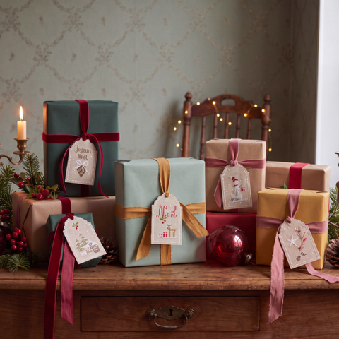 Brodez Noël avec Création Point de Croix N°121 : calendrier de l’Avent, décorations de sapin, banderole et tables de fête. Un magazine César Editions.