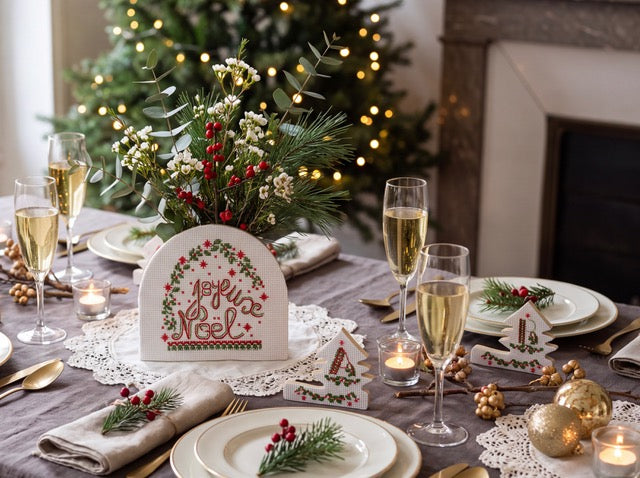 Brodez Noël avec Création Point de Croix N°121 : calendrier de l’Avent, décorations de sapin, banderole et tables de fête. Un magazine César Editions.