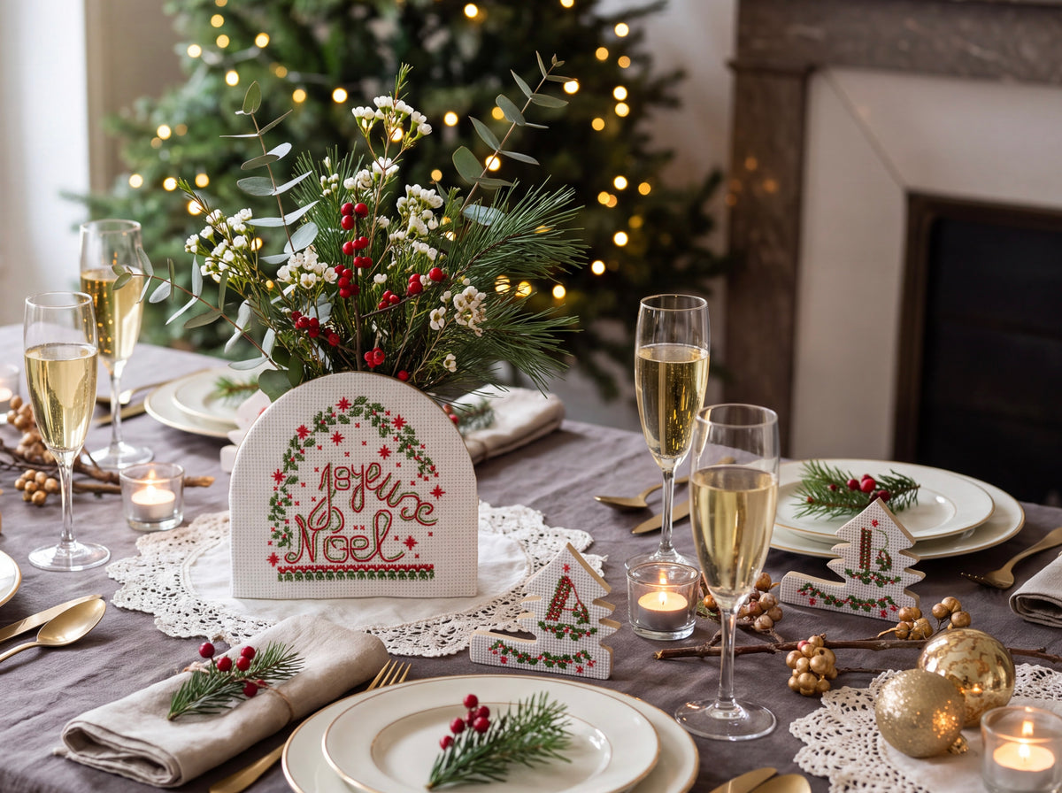Brodez Noël avec Création Point de Croix N°121 : calendrier de l’Avent, décorations de sapin, banderole et tables de fête. Un magazine César Editions.
