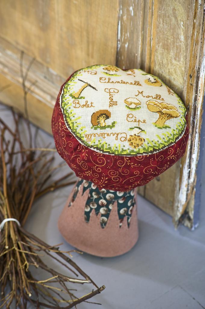 Découvrez le numéro 12 du magazine point de croix César Editions (sep/oct 2011). Motifs automne, noisettes, châtaignes, champignons et broderies aux couleurs de saison.