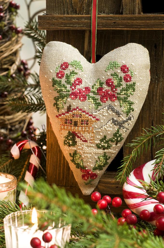 Découvrez le hors-série N°13 de Création Point de Croix Spécial Noël. Mille idées de cadeaux brodés : tableaux, cartes, cœurs et motifs de fêtes faciles à réaliser.