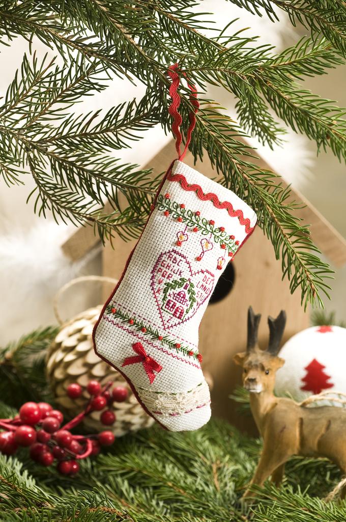 Découvrez le hors-série N°13 de Création Point de Croix Spécial Noël. Mille idées de cadeaux brodés : tableaux, cartes, cœurs et motifs de fêtes faciles à réaliser.