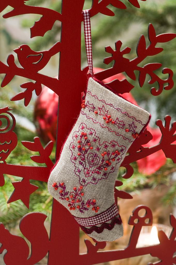 Découvrez le hors-série N°13 de Création Point de Croix Spécial Noël. Mille idées de cadeaux brodés : tableaux, cartes, cœurs et motifs de fêtes faciles à réaliser.
