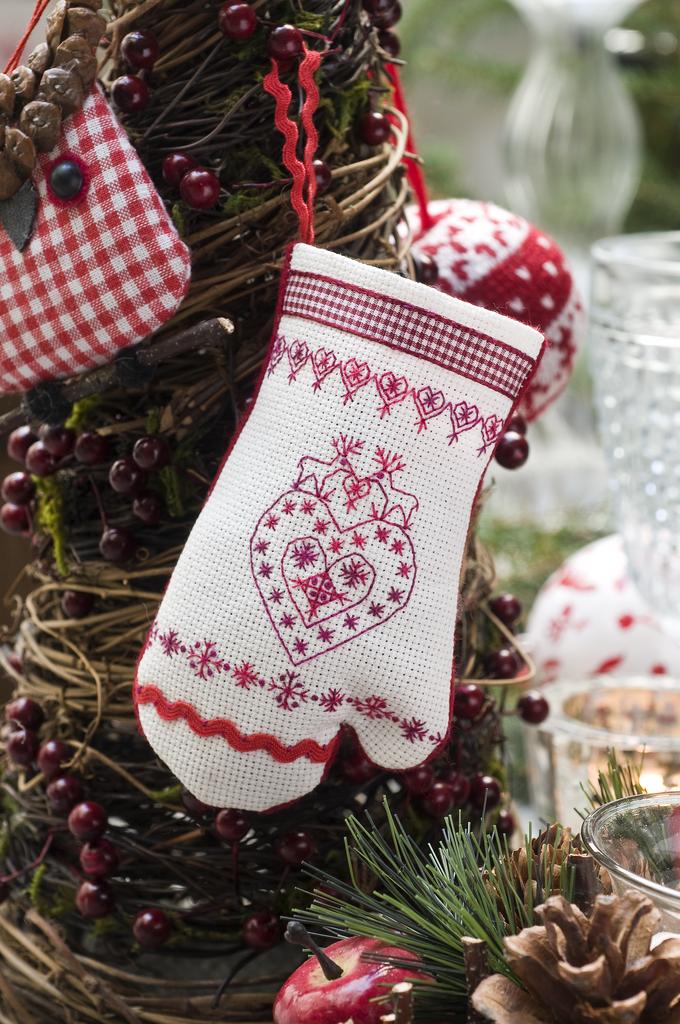 Découvrez le hors-série N°13 de Création Point de Croix Spécial Noël. Mille idées de cadeaux brodés : tableaux, cartes, cœurs et motifs de fêtes faciles à réaliser.