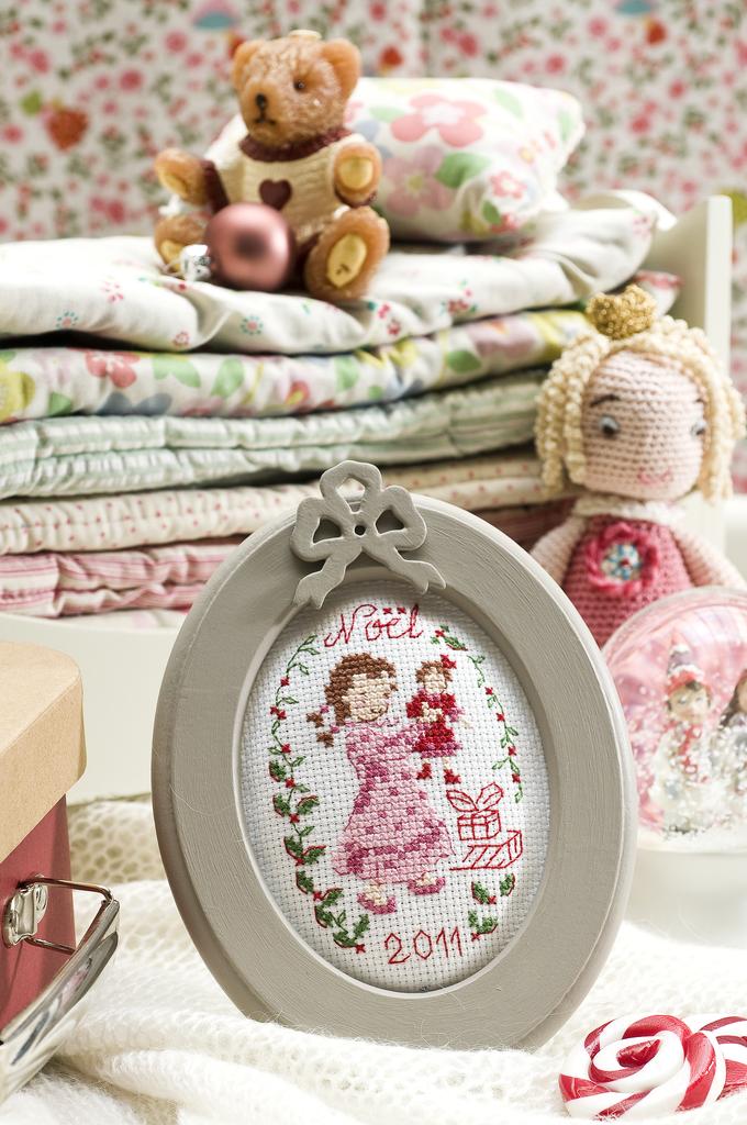 Découvrez le hors-série N°13 de Création Point de Croix Spécial Noël. Mille idées de cadeaux brodés : tableaux, cartes, cœurs et motifs de fêtes faciles à réaliser.