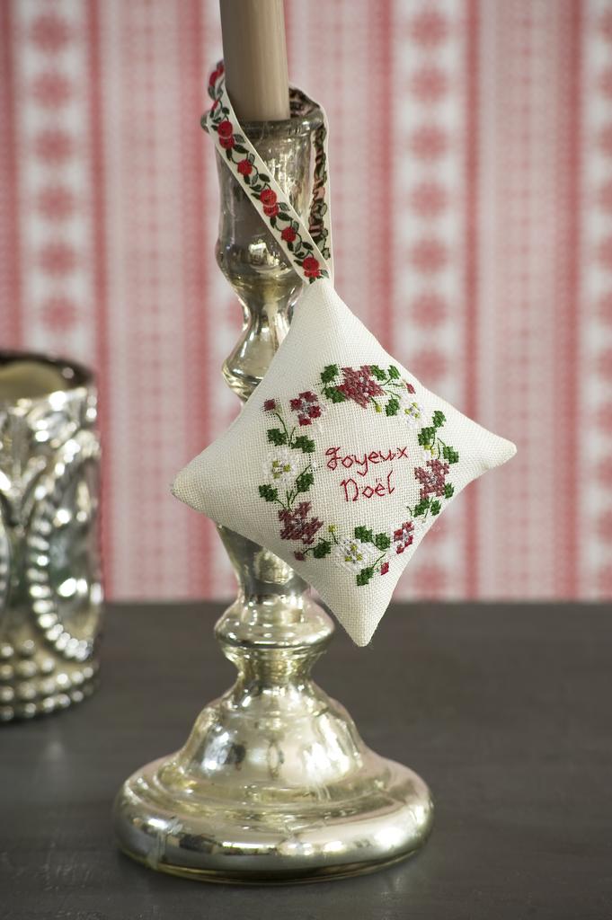 Découvrez le numéro 14 de Création Point de Croix (nov/déc 2011). Cadeaux brodés faits main, décorations de Noël et idées créatives pour les fêtes de fin d’année.