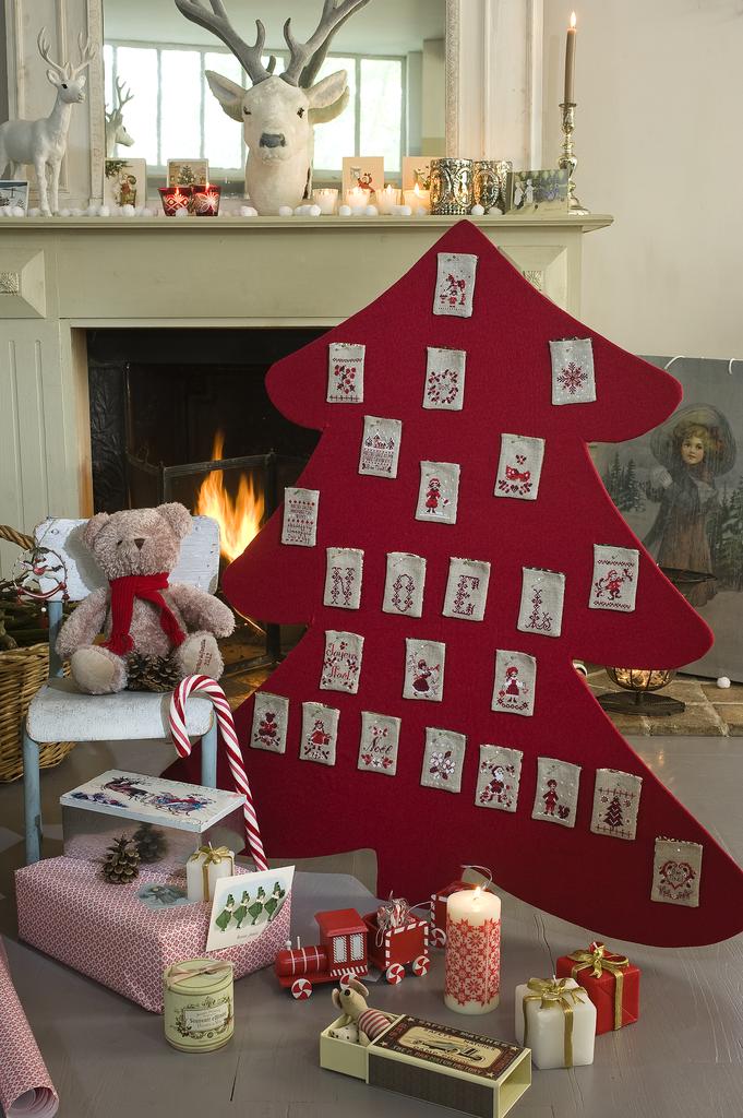 Découvrez le numéro 14 de Création Point de Croix (nov/déc 2011). Cadeaux brodés faits main, décorations de Noël et idées créatives pour les fêtes de fin d’année.