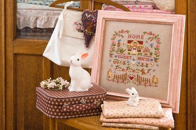 Découvrez le hors-série N°17 de Création Point de Croix consacré au style country. Motifs champêtres, petits animaux et fleurs naïves à broder dans un esprit poétique et inémporel.