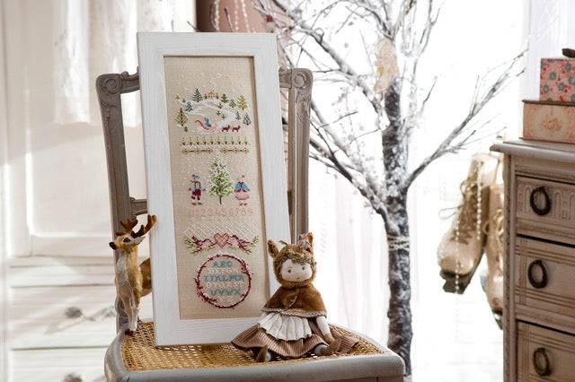 Découvrez le hors-série N°17 de Création Point de Croix consacré au style country. Motifs champêtres, petits animaux et fleurs naïves à broder dans un esprit poétique et inémporel.