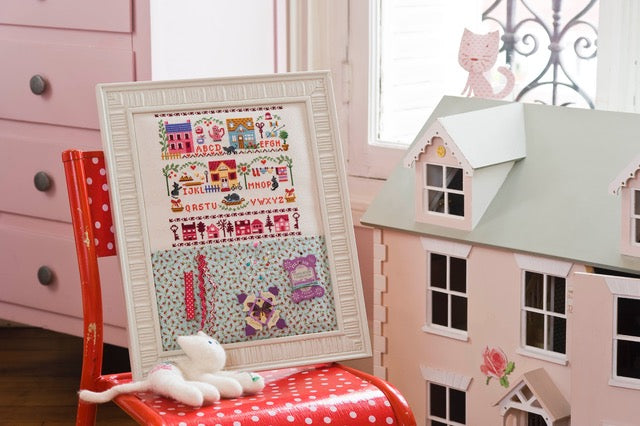 Découvrez le hors-série N°17 de Création Point de Croix consacré au style country. Motifs champêtres, petits animaux et fleurs naïves à broder dans un esprit poétique et inémporel.