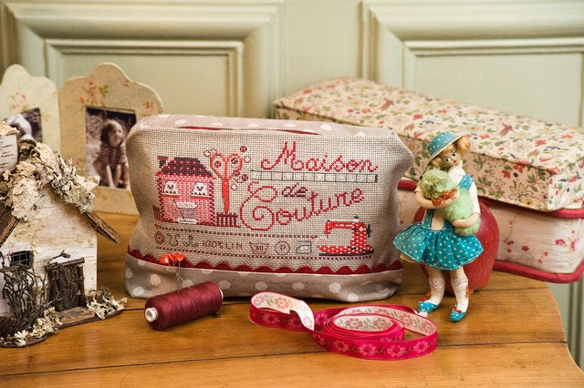 Découvrez le hors-série N°17 de Création Point de Croix consacré au style country. Motifs champêtres, petits animaux et fleurs naïves à broder dans un esprit poétique et inémporel.