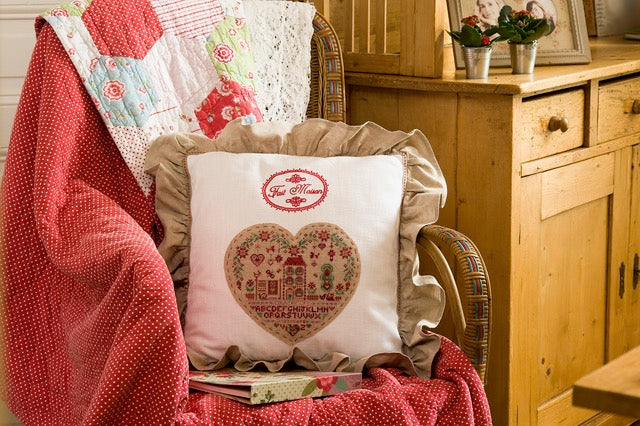 Découvrez le hors-série N°17 de Création Point de Croix consacré au style country. Motifs champêtres, petits animaux et fleurs naïves à broder dans un esprit poétique et inémporel.