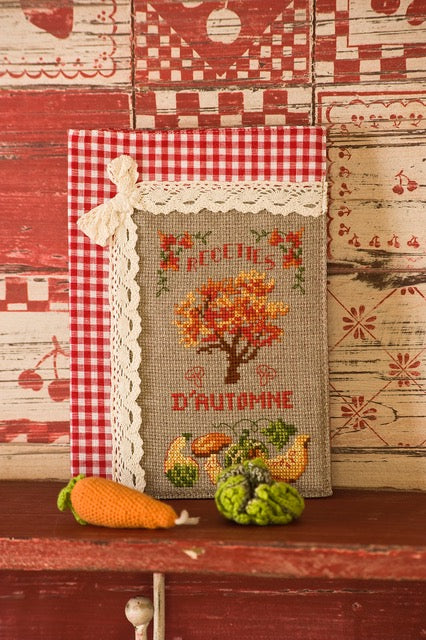Découvrez le hors-série N°17 de Création Point de Croix consacré au style country. Motifs champêtres, petits animaux et fleurs naïves à broder dans un esprit poétique et inémporel.