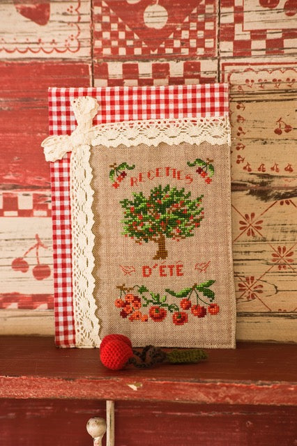 Découvrez le hors-série N°17 de Création Point de Croix consacré au style country. Motifs champêtres, petits animaux et fleurs naïves à broder dans un esprit poétique et inémporel.