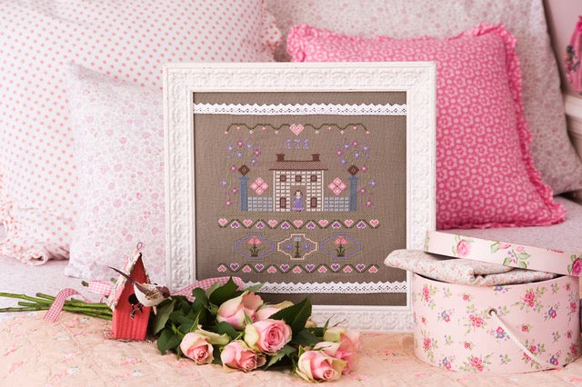 Découvrez le hors-série N°17 de Création Point de Croix consacré au style country. Motifs champêtres, petits animaux et fleurs naïves à broder dans un esprit poétique et inémporel.
