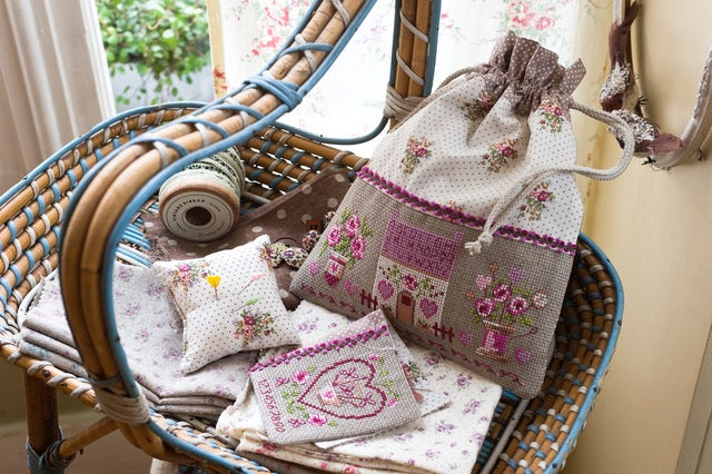 Découvrez le hors-série N°17 de Création Point de Croix consacré au style country. Motifs champêtres, petits animaux et fleurs naïves à broder dans un esprit poétique et inémporel.