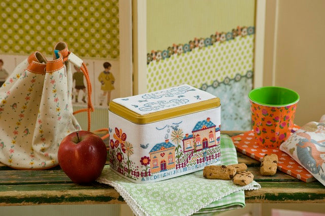 Découvrez le hors-série N°17 de Création Point de Croix consacré au style country. Motifs champêtres, petits animaux et fleurs naïves à broder dans un esprit poétique et inémporel.