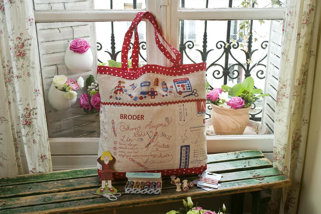 Découvrez le numéro 18 de Création Point de Croix (mar/avr 2012). Roses, vie parisienne et accessoires brodés pour une invitation à la bonne humeur printanière.