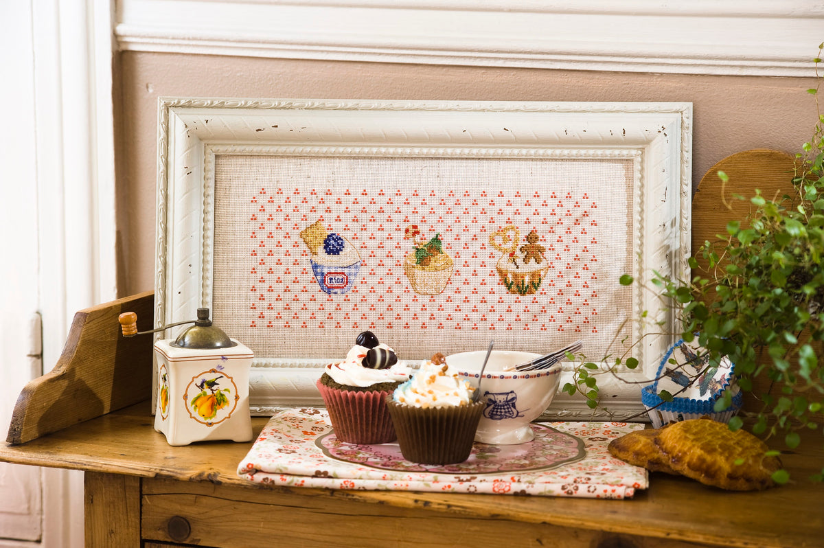 Découvrez le hors-série N°21 de Création Point de Croix consacré à la pâtisserie et la gourmandise. Gâteaux, cupcakes et douceurs à broder pour décorer tables et cuisines.