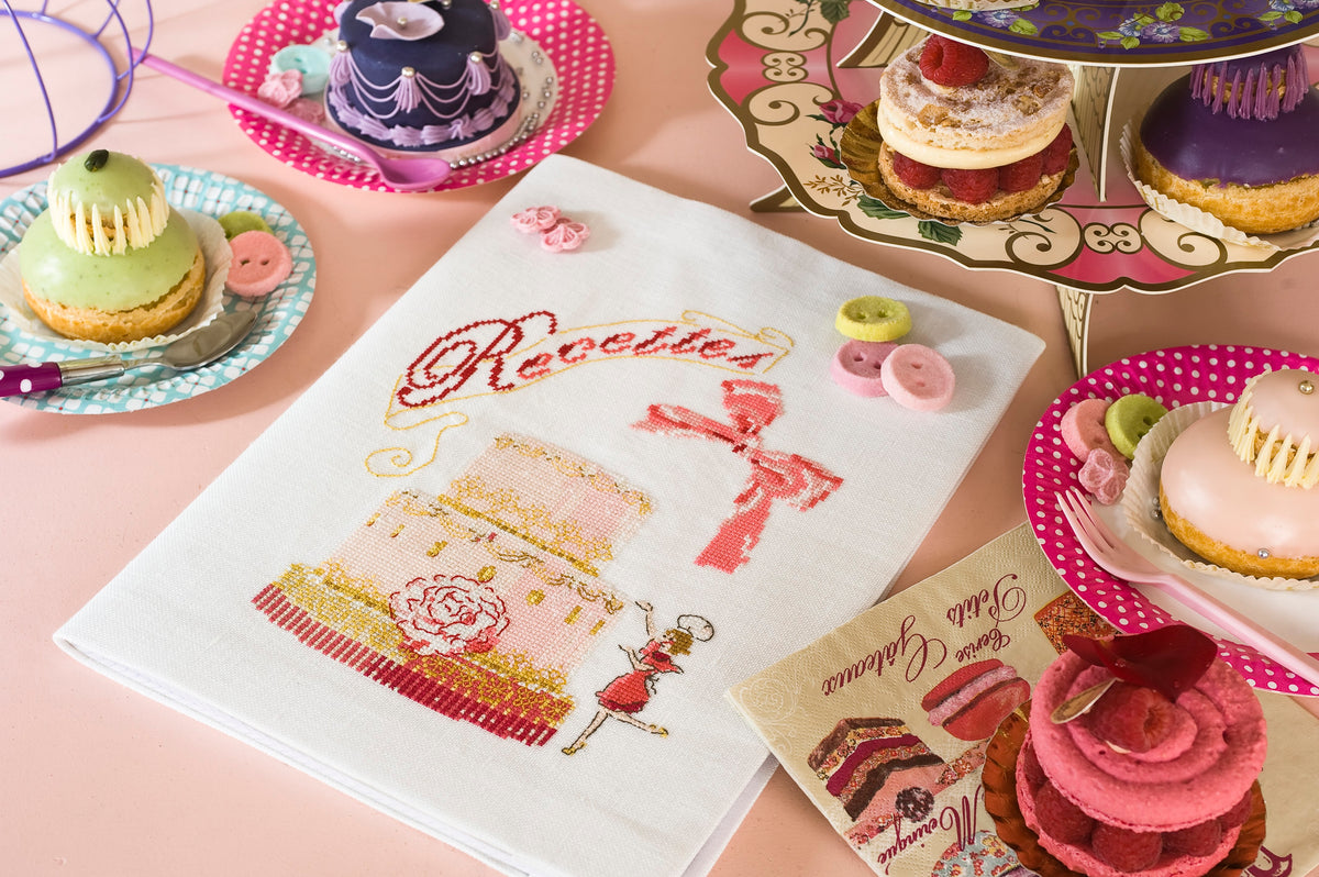 Découvrez le hors-série N°21 de Création Point de Croix consacré à la pâtisserie et la gourmandise. Gâteaux, cupcakes et douceurs à broder pour décorer tables et cuisines.