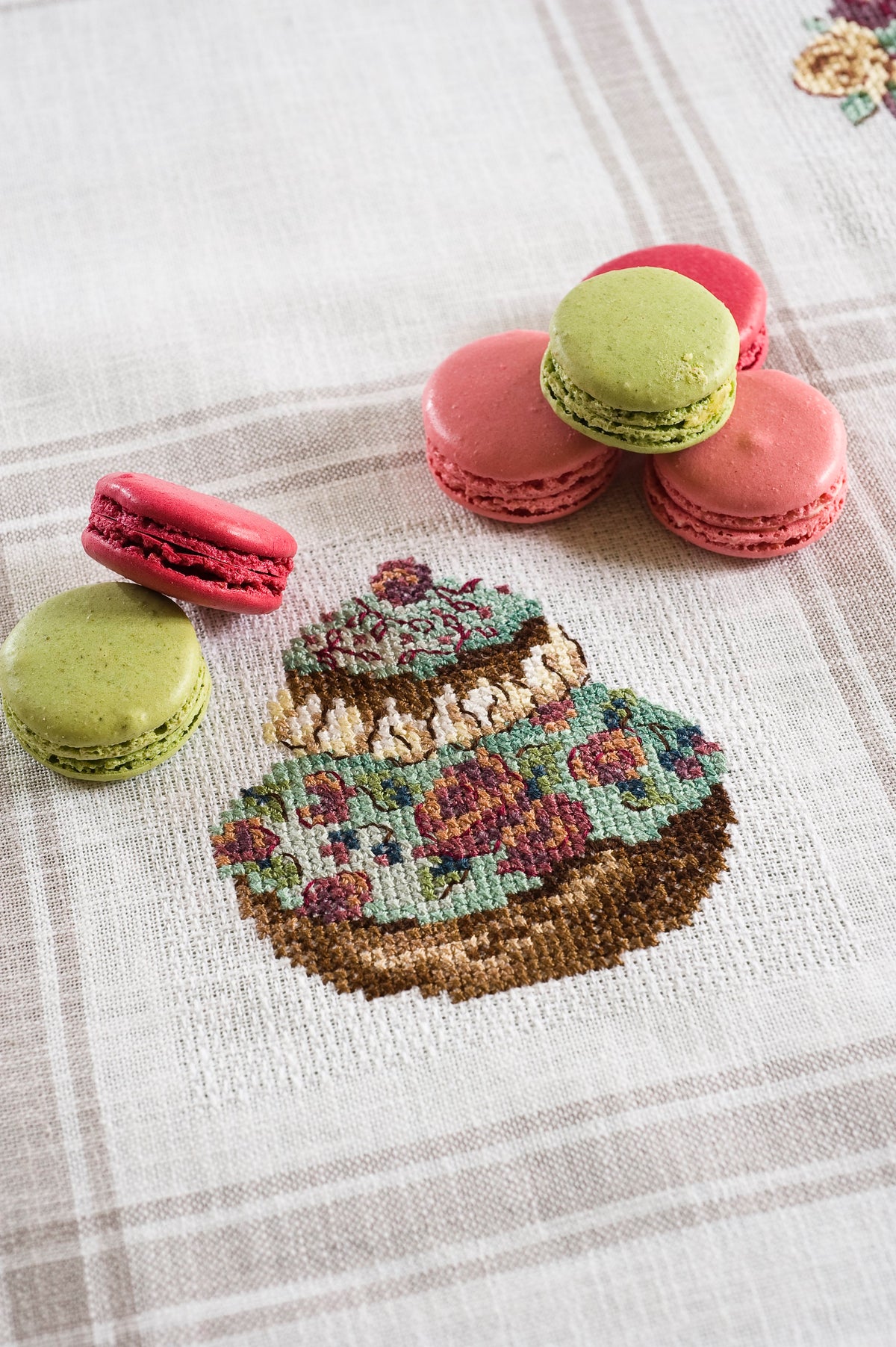 Découvrez le hors-série N°21 de Création Point de Croix consacré à la pâtisserie et la gourmandise. Gâteaux, cupcakes et douceurs à broder pour décorer tables et cuisines.