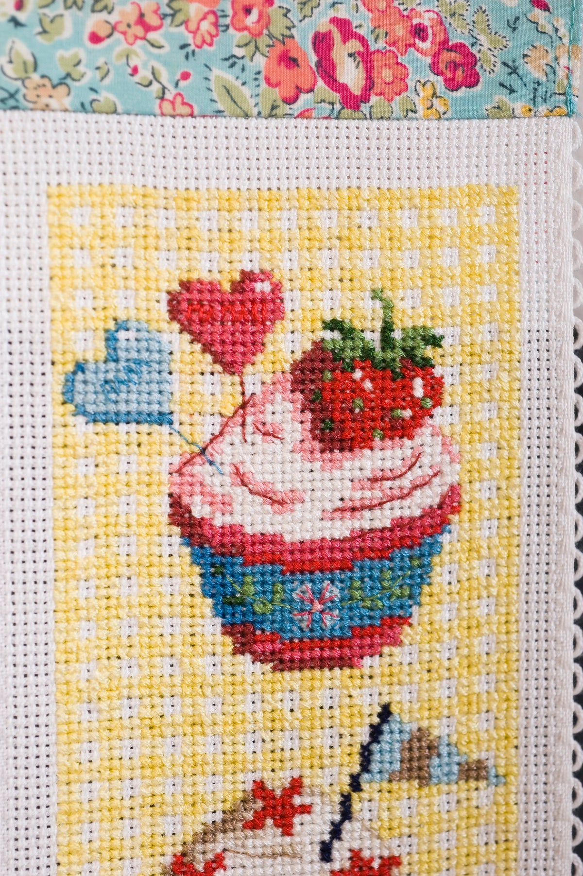 Découvrez le hors-série N°21 de Création Point de Croix consacré à la pâtisserie et la gourmandise. Gâteaux, cupcakes et douceurs à broder pour décorer tables et cuisines.