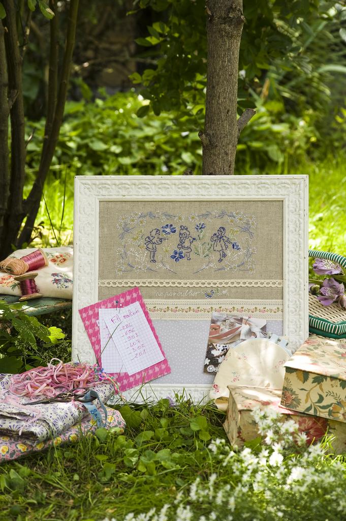 Découvrez le numéro 23 de Création Point de Croix (sep/oct 2012). Broderies d’automne, fleurs, pommes et accessoires d’écolier à broder pour une rentrée créative.