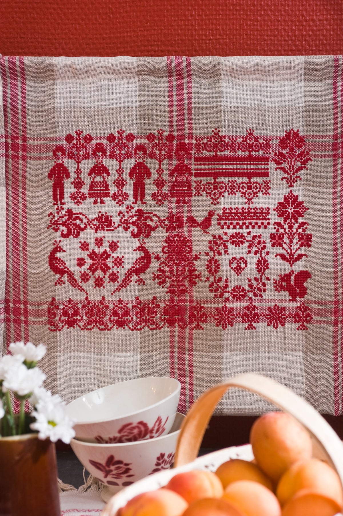 Découvrez le hors-série Broderie rouge de César Editions. Un hommage à la broderie au point de croix rouge, entre tradition ancestrale et créativité contemporaine.