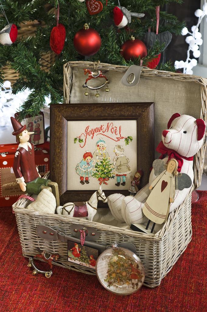 Découvrez le numéro 25 de Création Point de Croix (nov/déc 2012). Cadeaux brodés faits main, décorations de Noël et idées créatives pour enchanter vos proches.