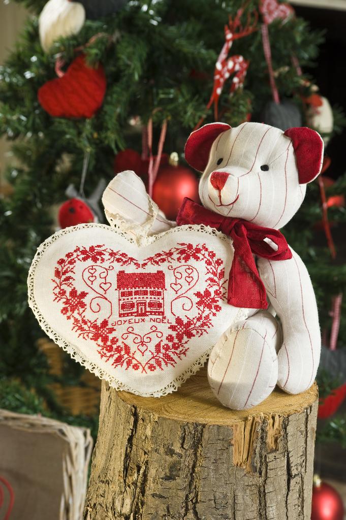 Découvrez le numéro 25 de Création Point de Croix (nov/déc 2012). Cadeaux brodés faits main, décorations de Noël et idées créatives pour enchanter vos proches.