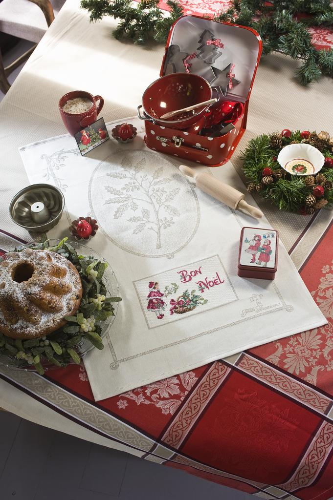 Découvrez le numéro 25 de Création Point de Croix (nov/déc 2012). Cadeaux brodés faits main, décorations de Noël et idées créatives pour enchanter vos proches.