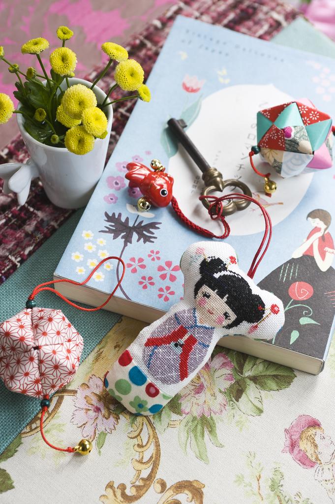 Découvrez le numéro 29 de Création Point de Croix (mar/avr 2013). Broderies de printemps : Kokeshi japonaises, fleurs de cerisier et motifs tendres pour les brodeuses.