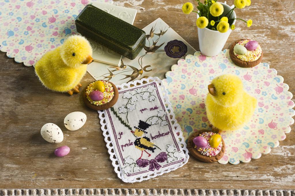 Découvrez le numéro 29 de Création Point de Croix (mar/avr 2013). Broderies de printemps : Kokeshi japonaises, fleurs de cerisier et motifs tendres pour les brodeuses.