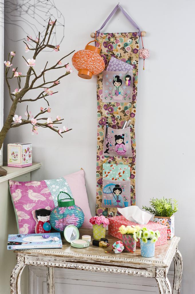 Découvrez le numéro 29 de Création Point de Croix (mar/avr 2013). Broderies de printemps : Kokeshi japonaises, fleurs de cerisier et motifs tendres pour les brodeuses.