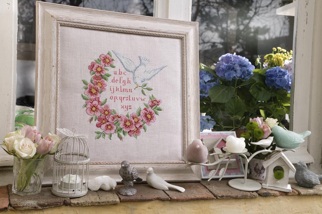 Découvrez le numéro 30 de Création Point de Croix (mai/juin 2013). Broderies printanières : oiseaux, papillons, cerises et motifs de saison pour les brodeuses.