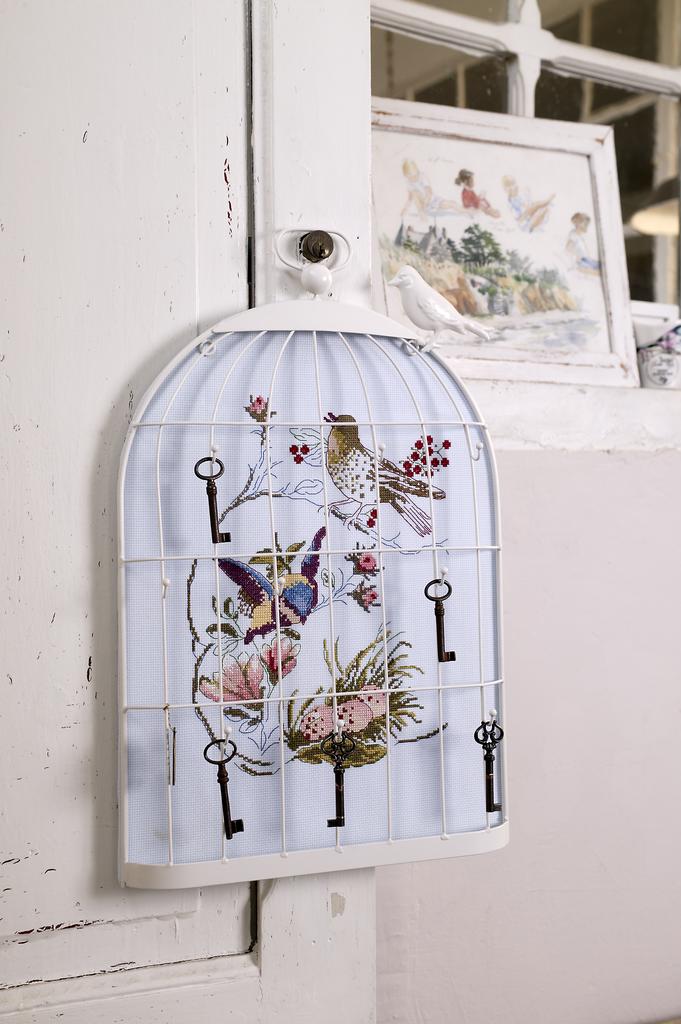 Découvrez le numéro 30 de Création Point de Croix (mai/juin 2013). Broderies printanières : oiseaux, papillons, cerises et motifs de saison pour les brodeuses.