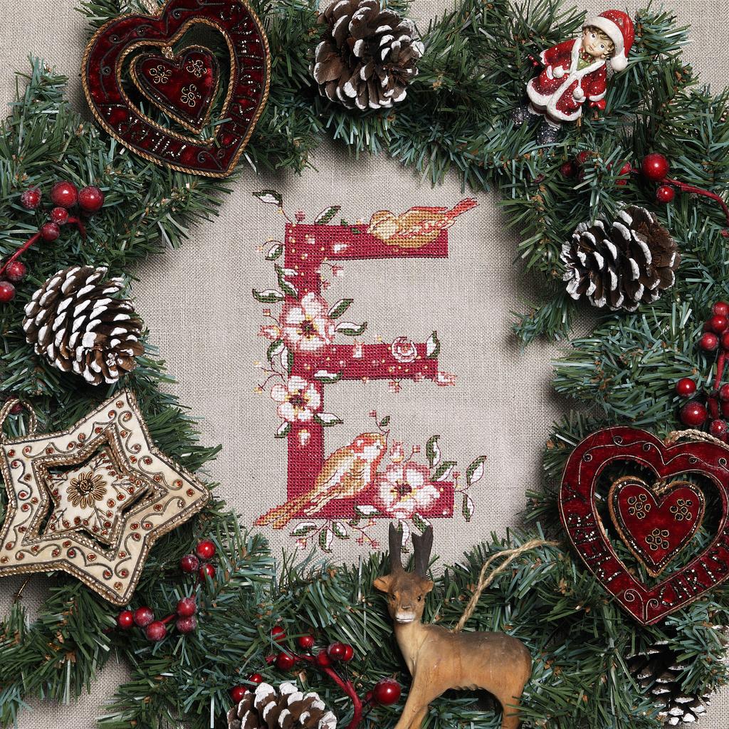 Découvrez le numéro 34 de Création Point de Croix (nov/déc 2013). Motifs de Noël, cadeaux brodés et créations festives pour les brodeuses.