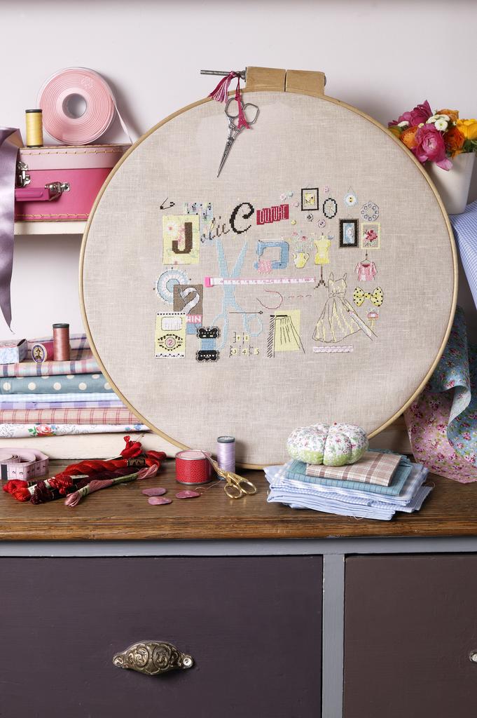 Création Point de Croix N°36 : accessoires brodés, inspiration parisienne, préparatifs mariage et cadeaux personnalisés. Grilles exclusives – 6,10 €.